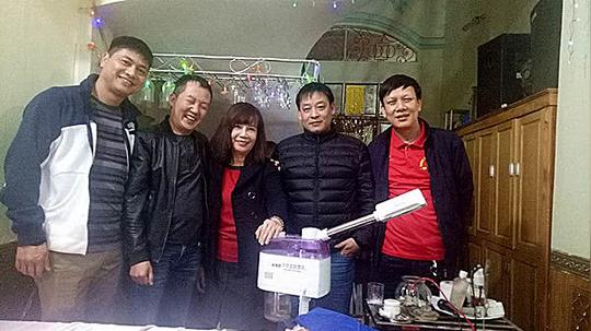 前段时间,越南62岁老妇thusao跟26岁小伙huongduong举行婚礼后