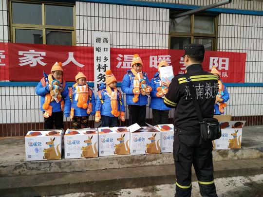 新年将至安阳志愿者团队让贫困儿童过上温暖春节