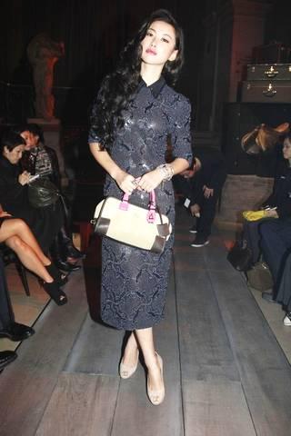 朱珠国外留学派对抽烟表情照片