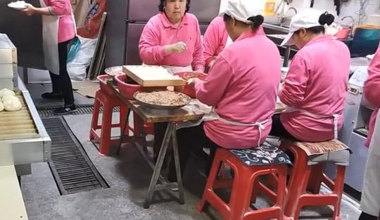 天津人最喜欢吃的包子,一两是三四块钱,生意爆满天天排队
