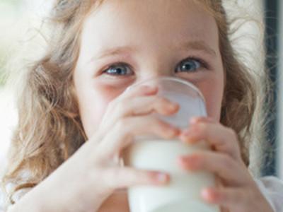 一岁宝宝为什么不能喝鲜牛奶