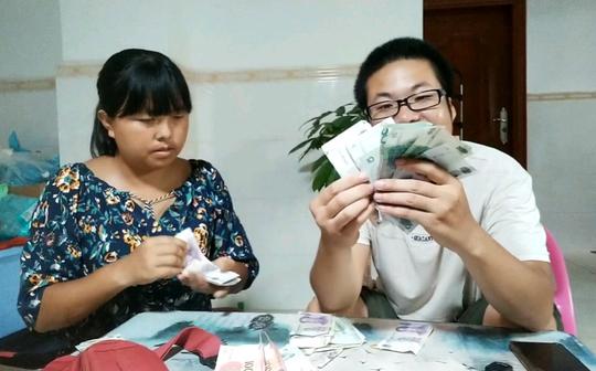 90后小夫妻破产摆地摊创业，老婆不信一个早上能卖1000多，打赌输了洗衣服