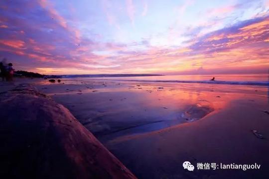 金巴兰日落是世界上十大落日美景之一,在海边沙滩享用美味的海景烛光