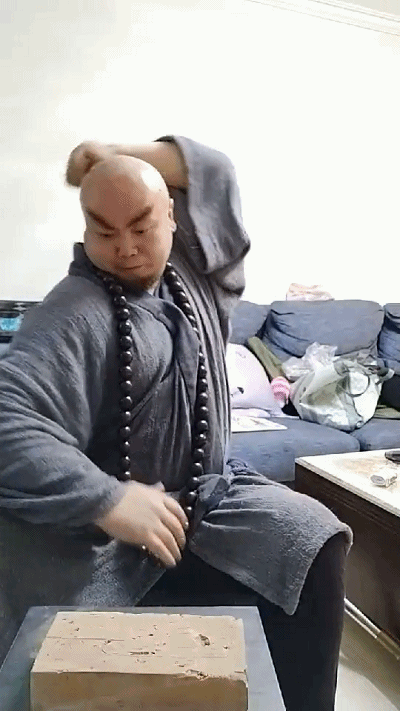 疯狂出拳狂进狂出式GIF动图
