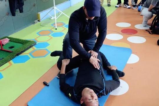 控制骨盆位置,另学员配合呼吸,松解其胸肋表层筋膜组织.