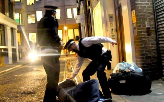 【街头实验】假冒警察对黑人滥用暴力执法,看围观者反应@柚子木字幕