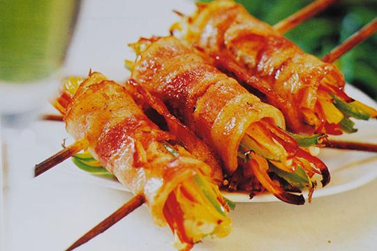 因为小吃,熟食不必讲究礼仪,随时方便,所以小吃也成为餐饮创业的"香
