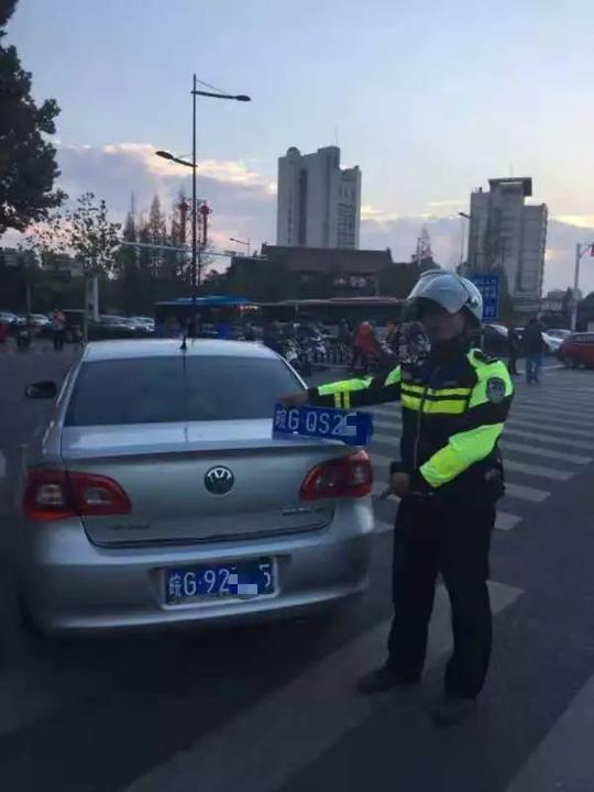 南京交警持续开展涉牌违法整治，秋风行动中多辆涉牌违法车辆落网