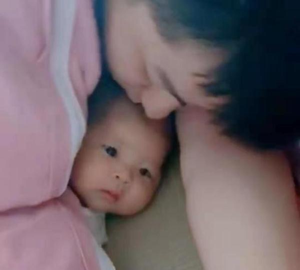 爸爸怎么哄宝宝睡觉视频