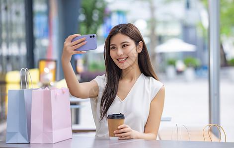 美女逛街购物喝咖啡手机自拍图片下载