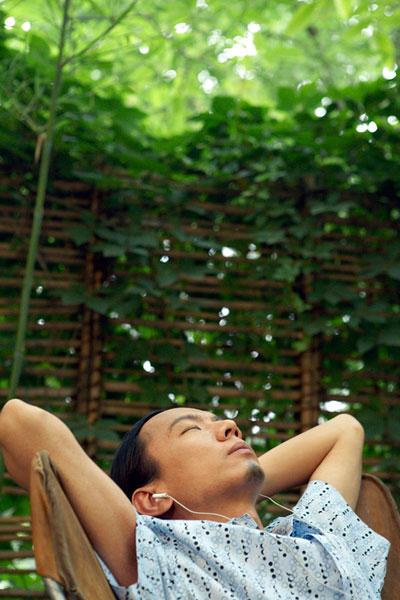 年轻男子休息_图片大全—全景创意图库（quanjing.com）中国领先的正版图片视频素材网站