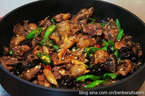 新妈妈催乳食谱:栗子冬菇焖鸽