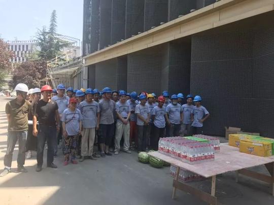 及西安创业咖啡街区拓展建设项目的施工现场,创业园相关工作人员为