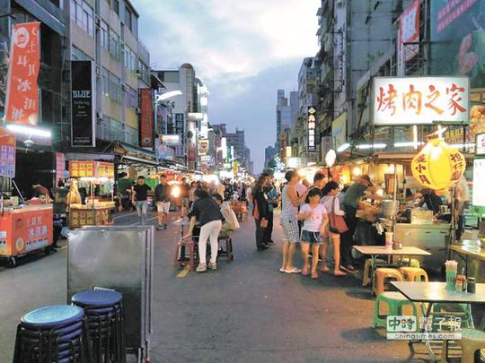高雄六合夜市因为缺少陆客,生意萧条(图片来源:"中时电子报")