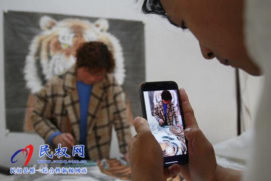 赵勇胜看到了其中商机,便开始经营了一个短视频账号,网上直播卖画.