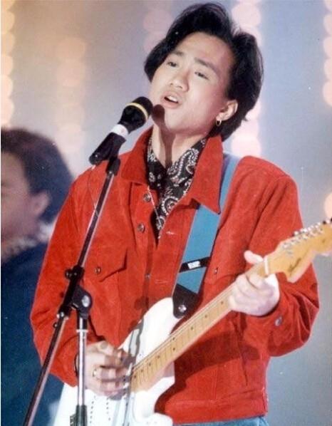是陪他走上音乐道路的第一个伙伴;26岁,他为曼德拉创作《光辉岁月》