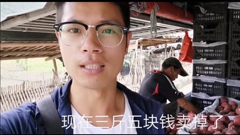 小伙摆摊创业，生意很好，却高兴不起来