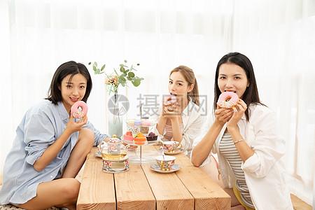 居家闺蜜一起吃甜点图片下载