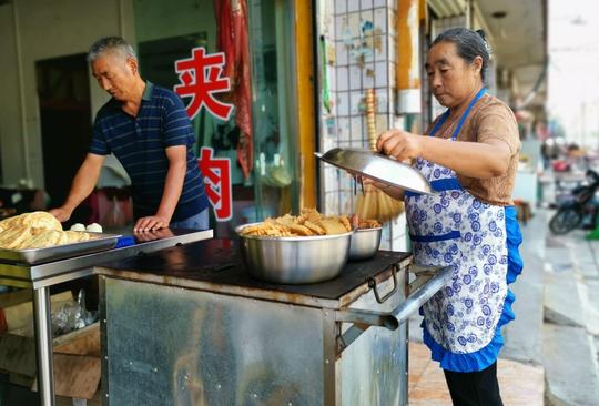 农村5旬夫妻打饼子20年生意好，1天卖1000个，调味品讲究