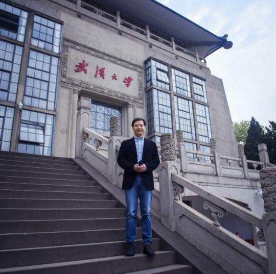 ▲雷军回到武汉大学拍照留念图片来源:网络