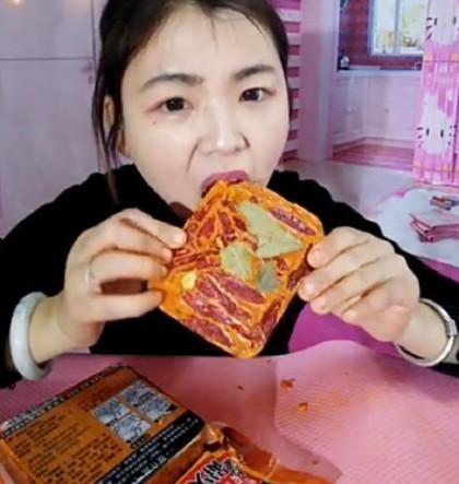吃播骗局:火锅底料是蛋糕做的,龙虾是假的,网友:那个