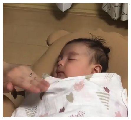新生儿能不能抱着摇