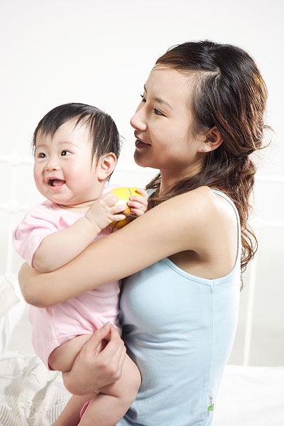 母亲抱着婴儿_图片大全—全景创意图库（quanjing.com）中国领先的正版图片视频素材网站