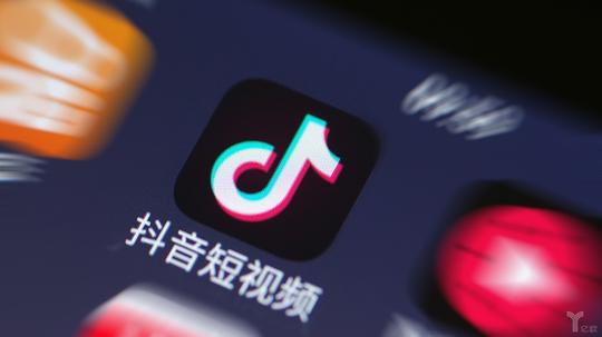 伴随着魔性的旋律和酷炫的特效,这款创意音乐短视频社交软件——抖音