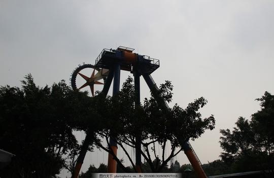 长隆欢乐世界游乐场天空树木大摆锤广州长隆摄影娱乐休闲