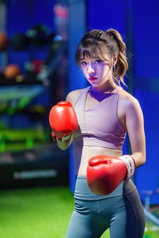听说我要拍摄女神带拳击手套向我展示她出拳速度