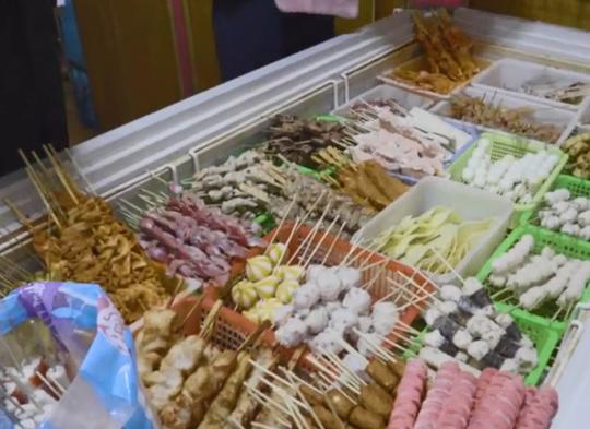青岛这家没门面的炸串店,30多种串串裹面炸,顾客挤到