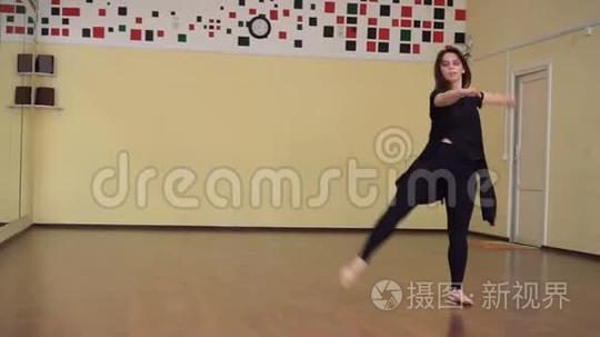 跳舞。在运动中的舞者。现代舞蹈风格。那个女孩以当代风格跳舞。培训。舞蹈课。短视频