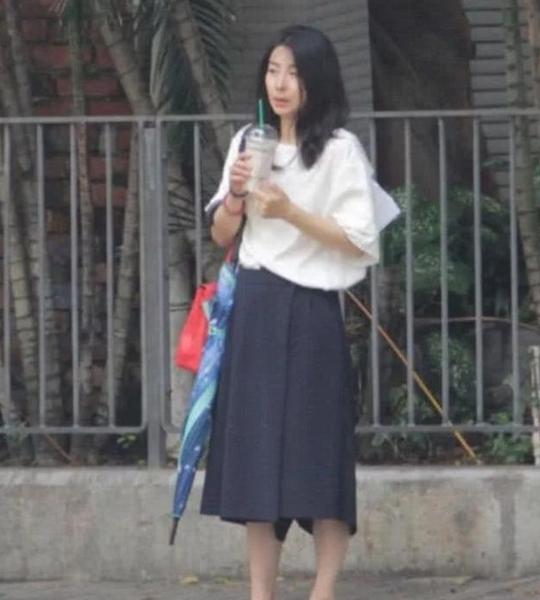 昔日"跳水皇后"低调回娘家,豪门媳妇太朴素网友:搞笑浪费资源