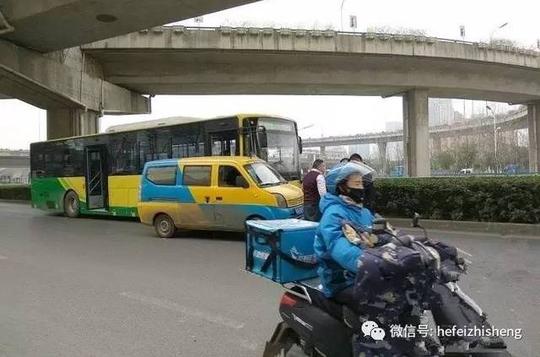 合肥面包车"别"停公交车,你是睡着了吗?_手机搜狐网