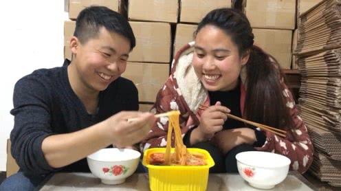 夫妻电商创业，打包到凌晨一点，媳妇心疼给老公煮自热火锅，幸福