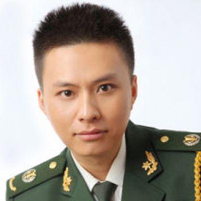2002年考入上海音乐学院音乐剧系,先后师从于汤爱民,方琼教授,2007年