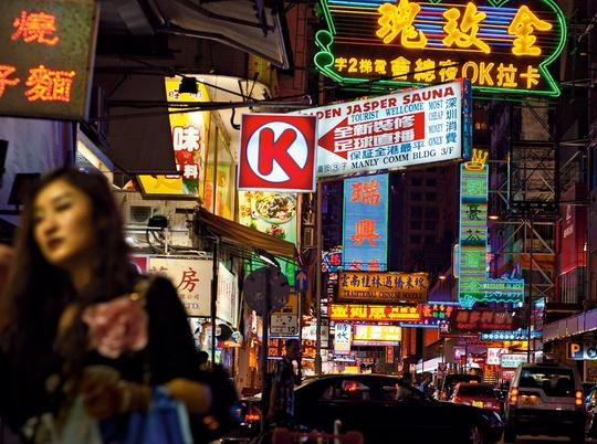 霓虹闪烁的香港旺角街区夜景,这里是香港电影导演喜欢的地方,街旁按摩