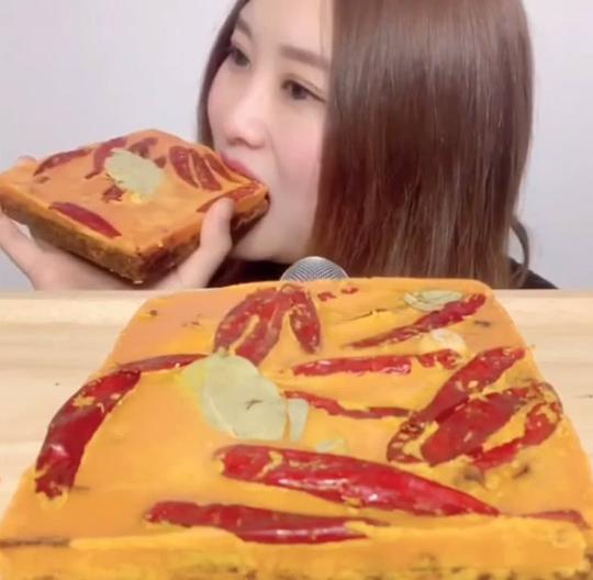 “大胃王”骗局升级，火锅底料是蛋糕可以忍，龙虾是模型就过分了