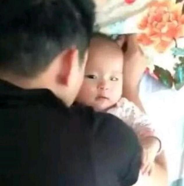 爸爸怎么哄宝宝睡觉视频