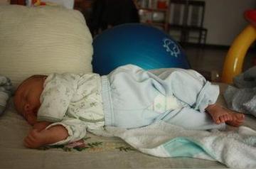 乖腿张开搞笑嘚瑟表情图片