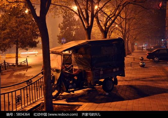 原创摄影图生活百科工具器材夜晚路边的三轮摩托请您分享:素材