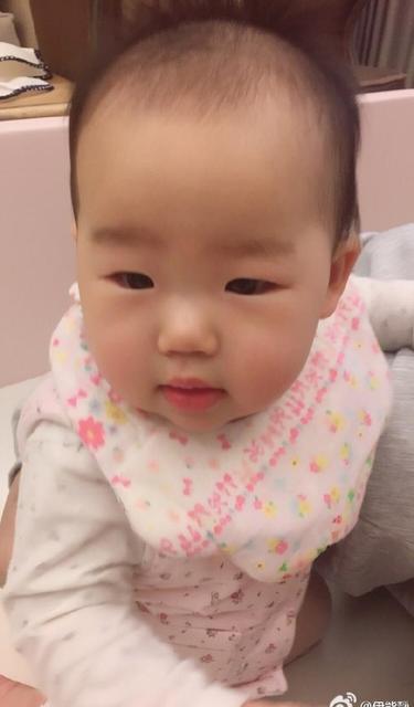 伊能静女儿小米粒啃脚丫萌萌的