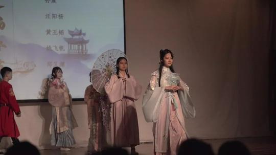 这似乎可以被称为广寒宫的"汉服宣言"?