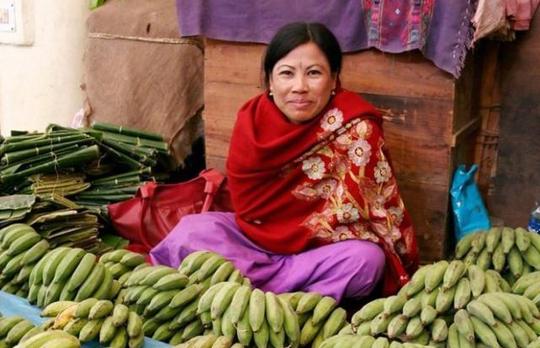 中印边境，很多印度美女在摆摊，有个“商品”让中国游客有点尴尬