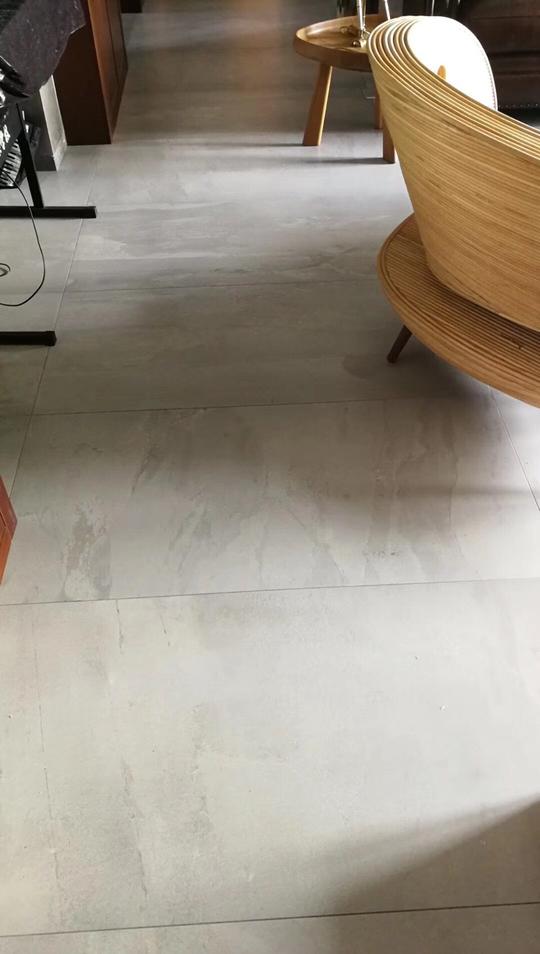 这个设计细节不错，灰色的填缝剂，最是耐脏了。​
