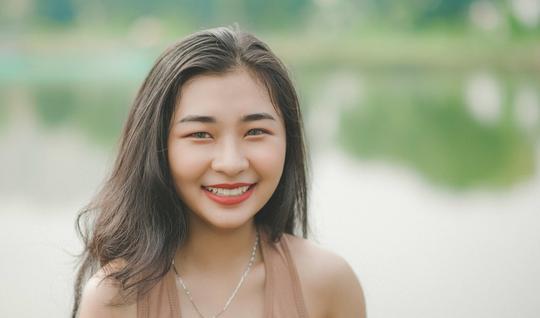 露出灿烂笑容的美女图片