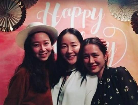 韩国女星孙艺珍36岁生日,姐妹团到场庆祝,网友都是纯天然的吗