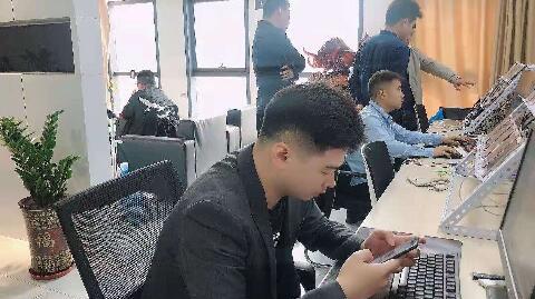 80后做足疗生意的老板，下班在家操作手机，月入1万