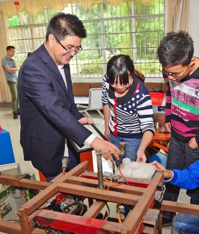 9月18日,湖南农业大学创业孵化基地的老师带领学生参观创业项目.