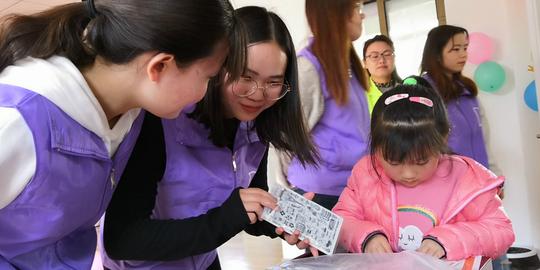 带着孩子看绘本、带着老人读报纸……这群“00后”挥洒创业热情，参与社区治理、文化服务